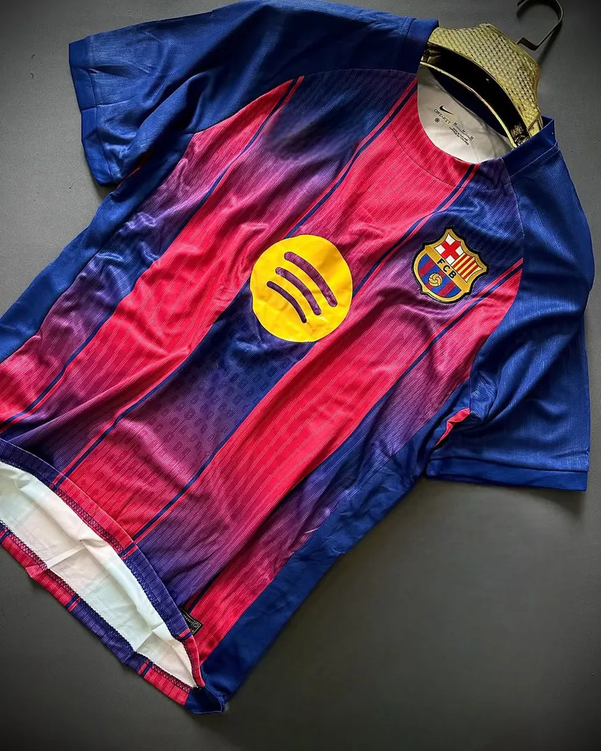 Player Version 25/26 Barcelona Home football jersey - side view